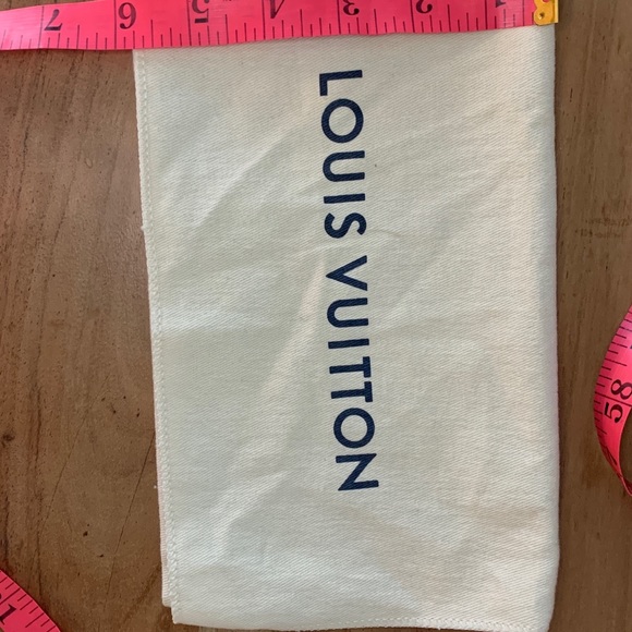 Louis Vuitton small bag - 😍 authentic - Picture 3 of 5